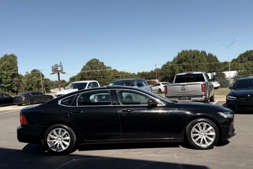 2018 Volvo S90 T6 Momentum photo 1