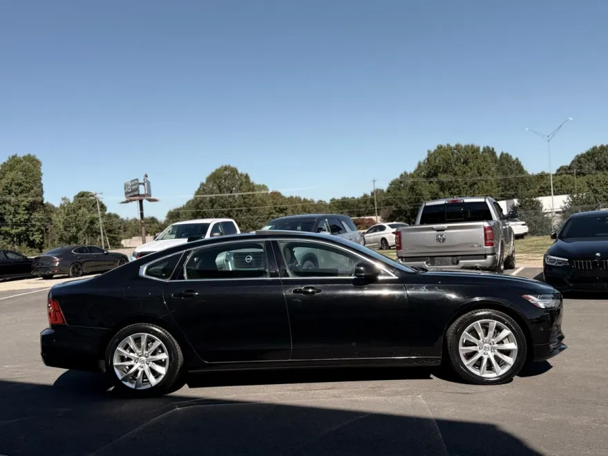 2018 Volvo S90 T6 Momentum photo 1