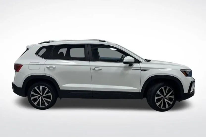2022 Volkswagen Taos SE photo 1