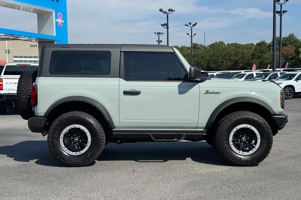 2023 Ford Bronco Base photo 1