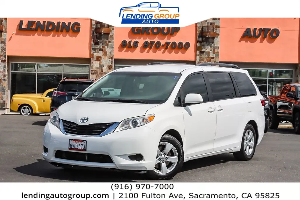 2016 Toyota Sienna LE photo 1