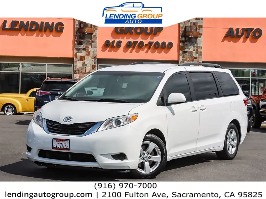 2016 Toyota Sienna LE photo 1
