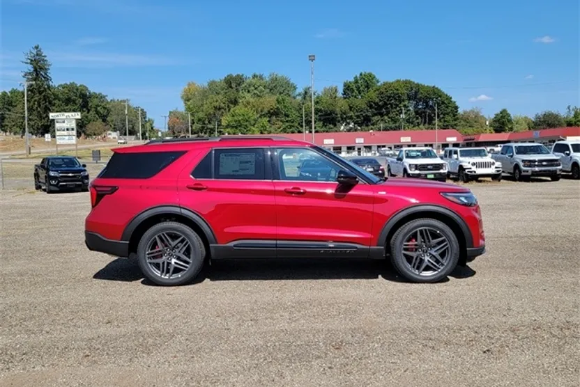 2025 Ford Explorer ST-Line photo 1