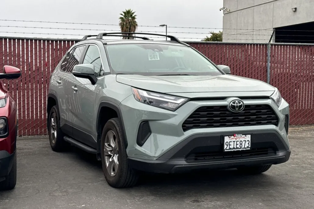 2023 Toyota RAV4 XLE photo 1