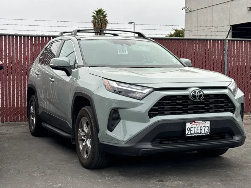 2023 Toyota RAV4 XLE photo 1