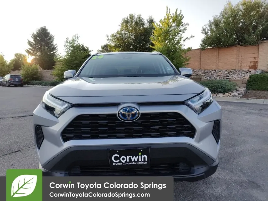 2024 Toyota RAV4 Hybrid XLE photo 1