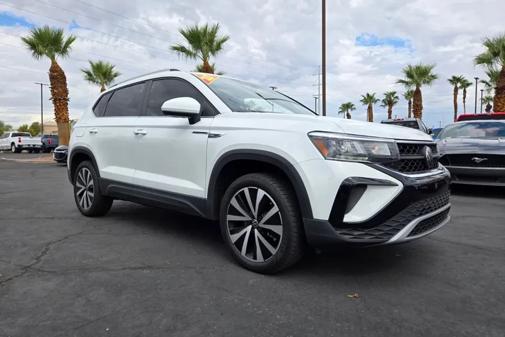 2023 Volkswagen Taos SE photo 1