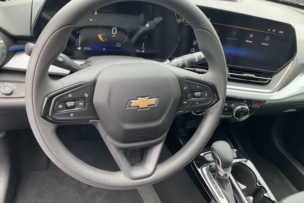 2025 Chevrolet Trax LT photo 1