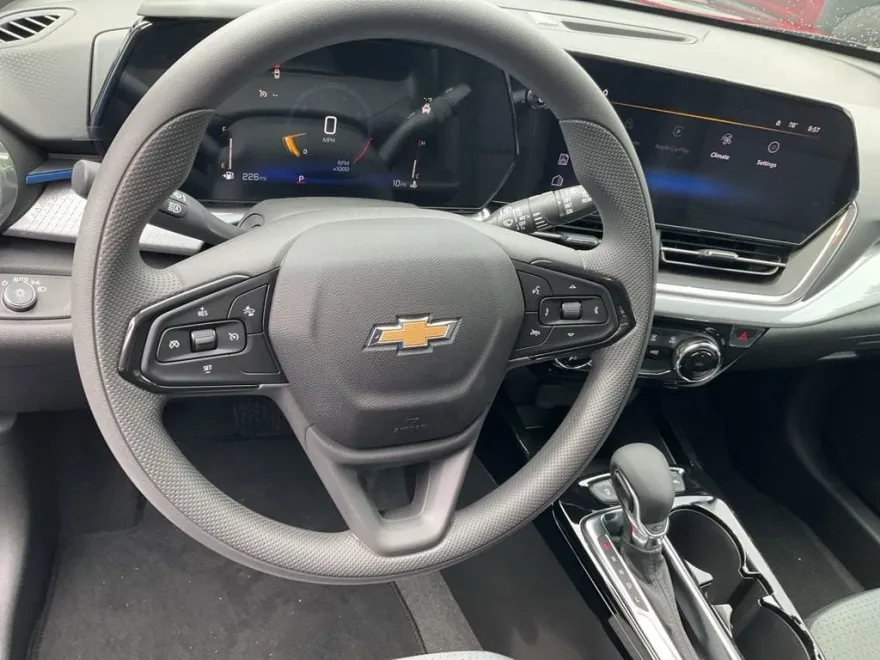 2025 Chevrolet Trax LT photo 1