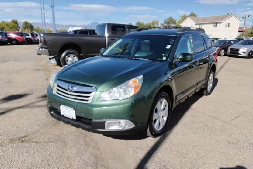 2011 Subaru Outback 2.5i Premium photo 1