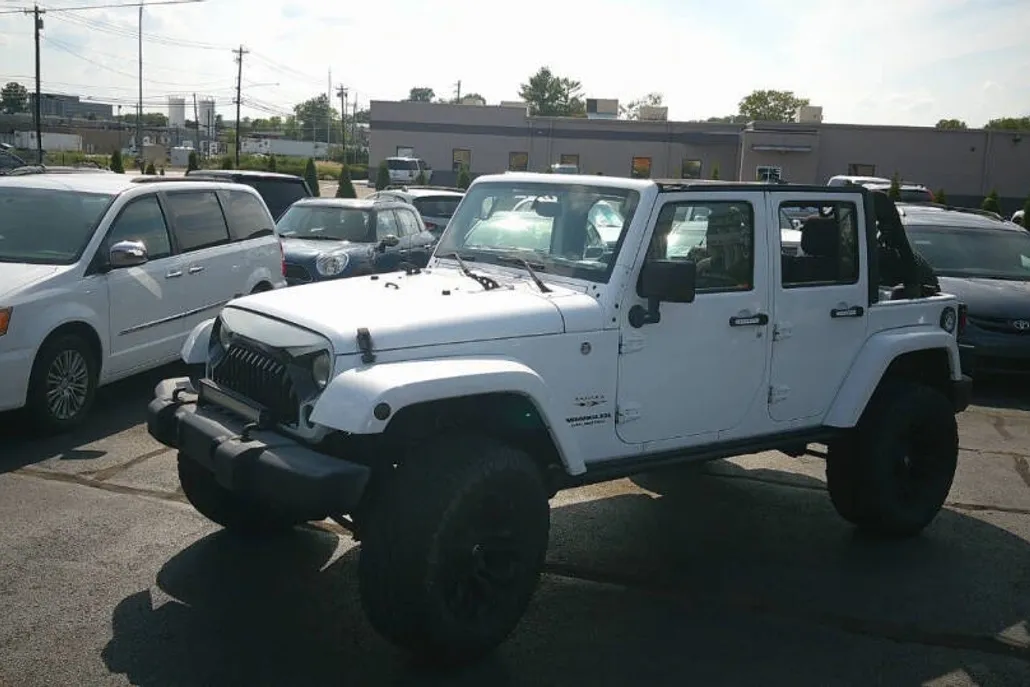 2016 Jeep Wrangler Unlimited Sahara photo 1