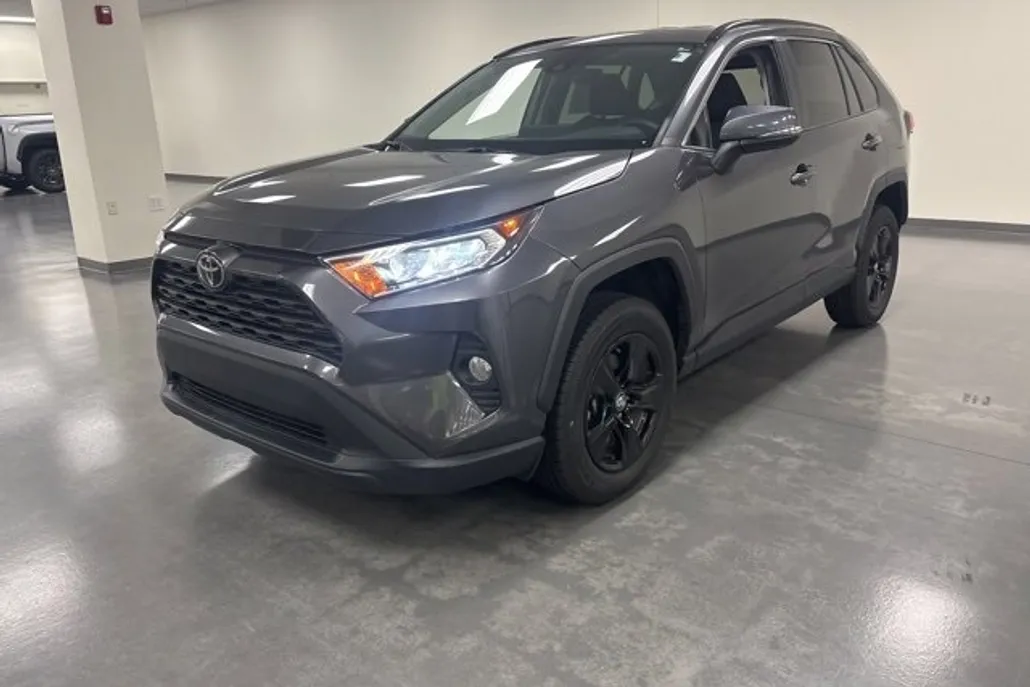2021 Toyota RAV4 XLE photo 1