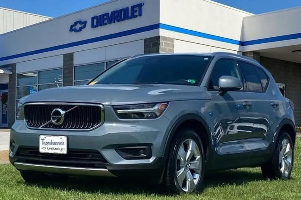 2021 Volvo XC40 Momentum photo 1