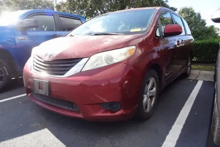 2011 Toyota Sienna LE photo 1