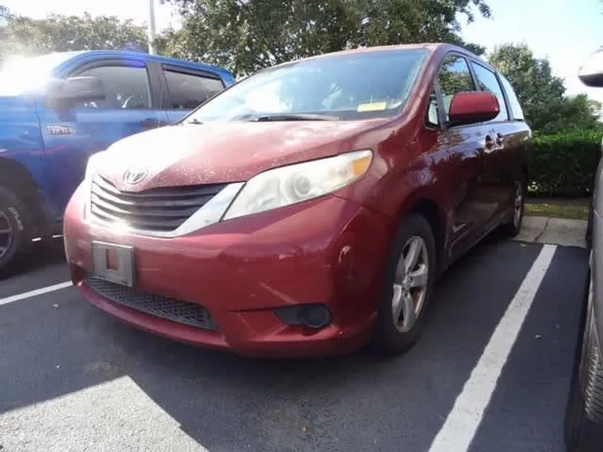 2011 Toyota Sienna LE photo 1