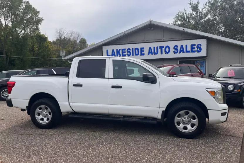 2022 Nissan Titan S Crew Cab photo 1