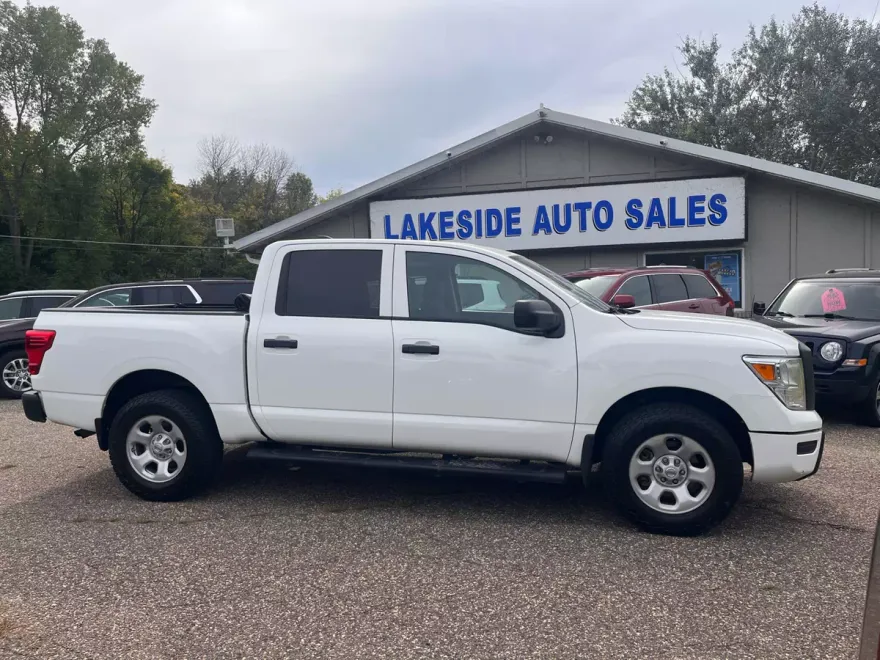 2022 Nissan Titan S Crew Cab photo 1