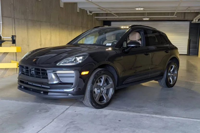2026 Porsche Macan T photo 1