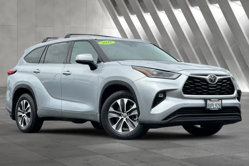 2021 Toyota Highlander XLE photo 1