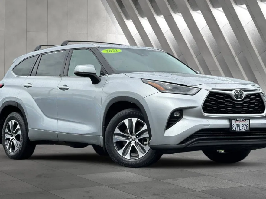 2021 Toyota Highlander XLE photo 1