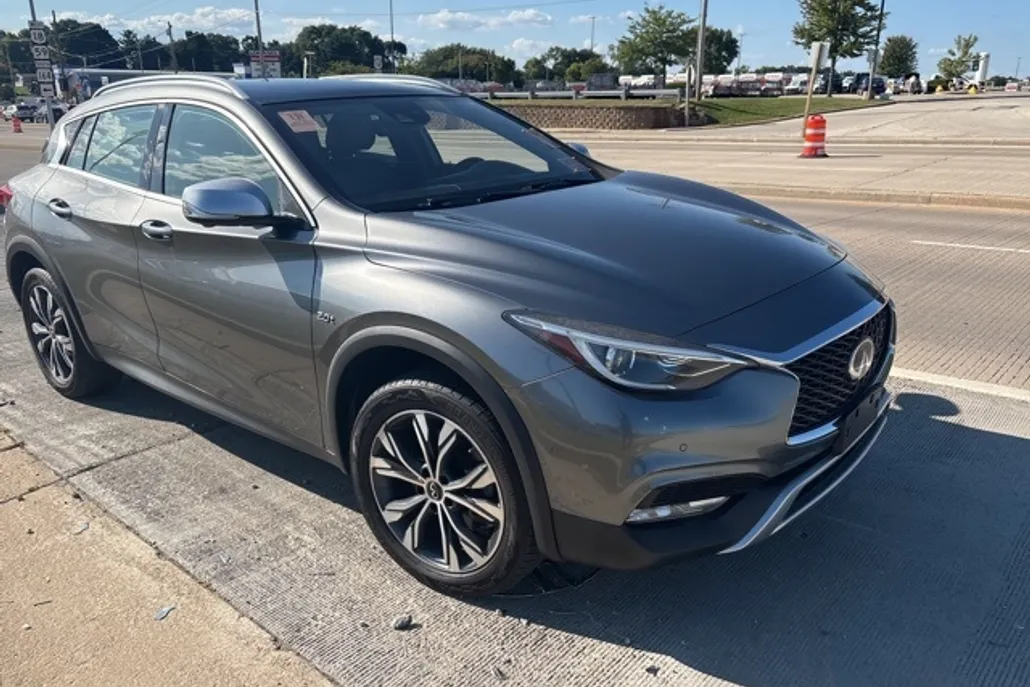 2018 Infiniti QX30 Premium photo 1