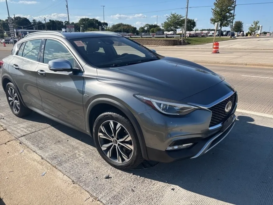 2018 Infiniti QX30 Premium photo 1