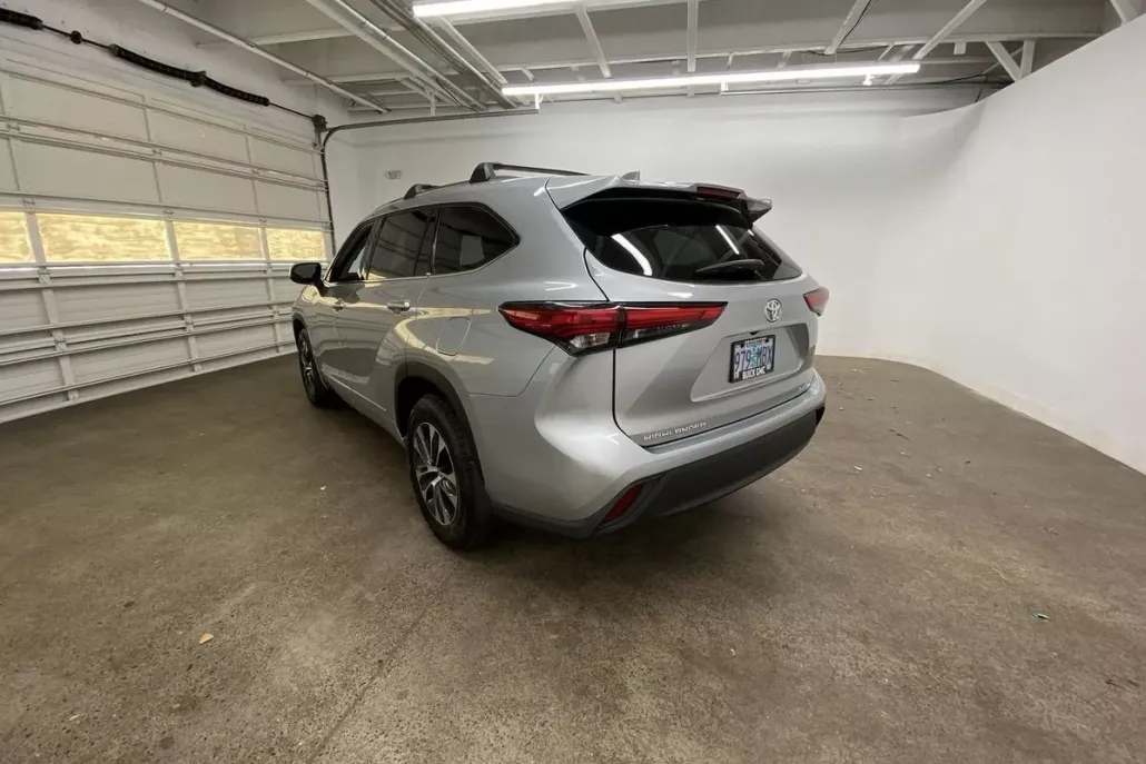 2020 Toyota Highlander XLE photo 1