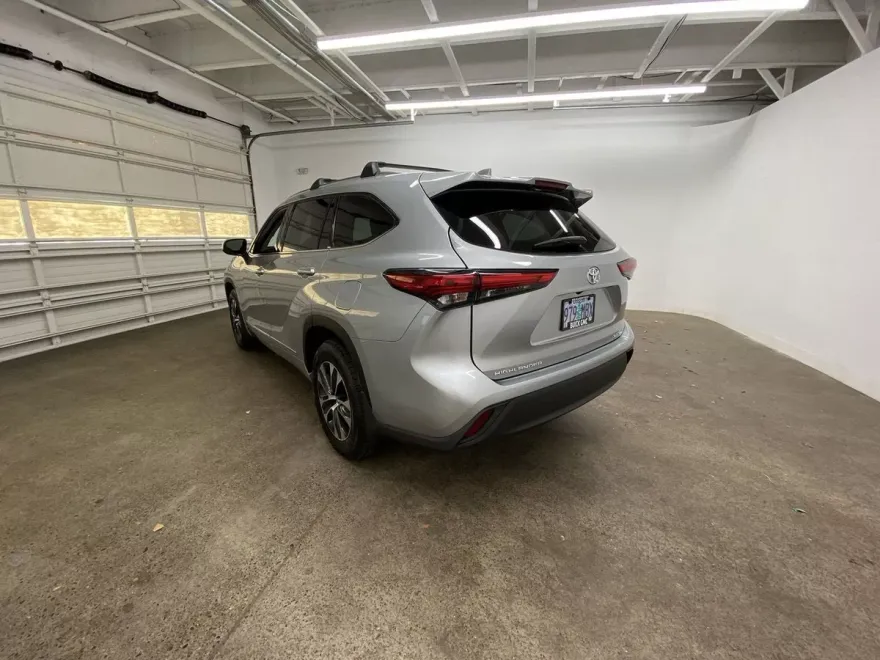 2020 Toyota Highlander XLE photo 1