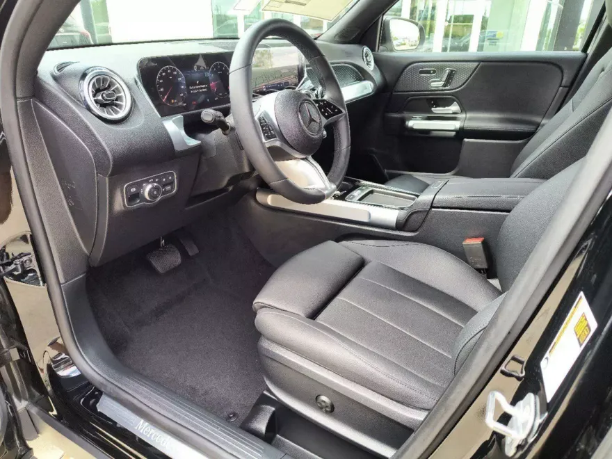 2024 Mercedes Benz GLB 250 4MATIC photo 1