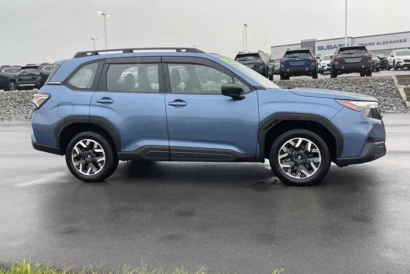 2025 Subaru Forester Base photo 1