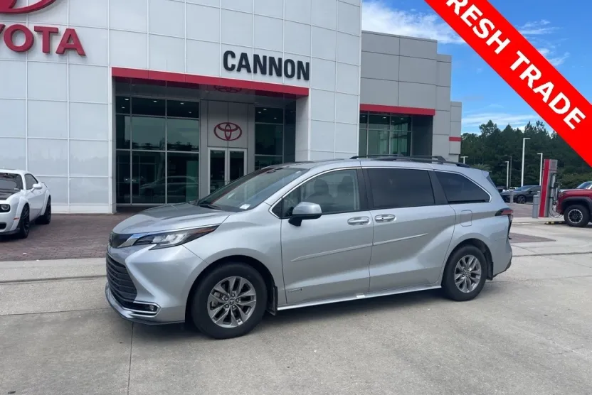 2021 Toyota Sienna XLE photo 1
