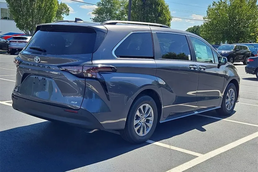 2025 Toyota Sienna XLE photo 1