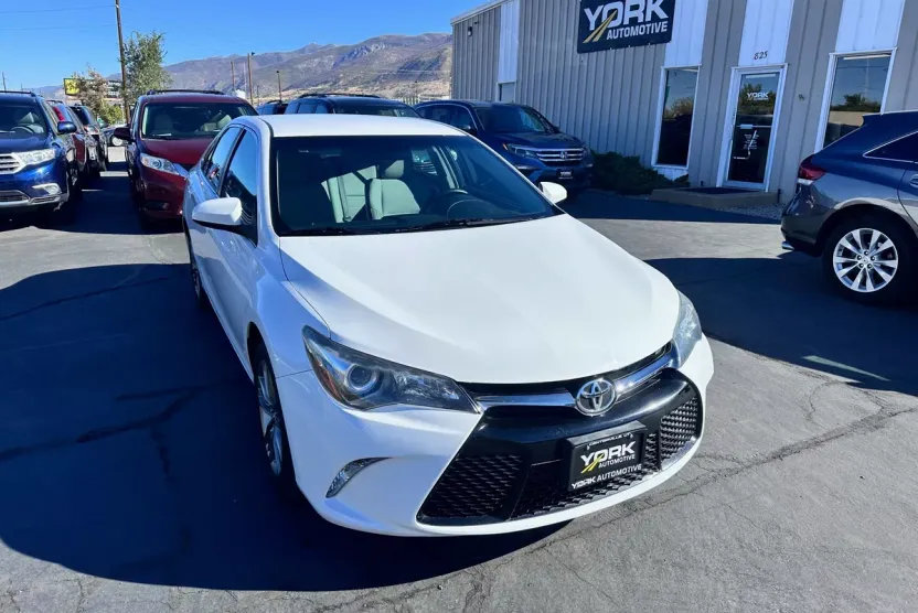 2017 Toyota Camry SE photo 1