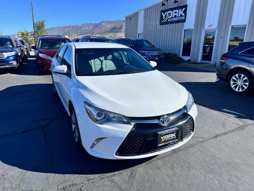 2017 Toyota Camry SE photo 1