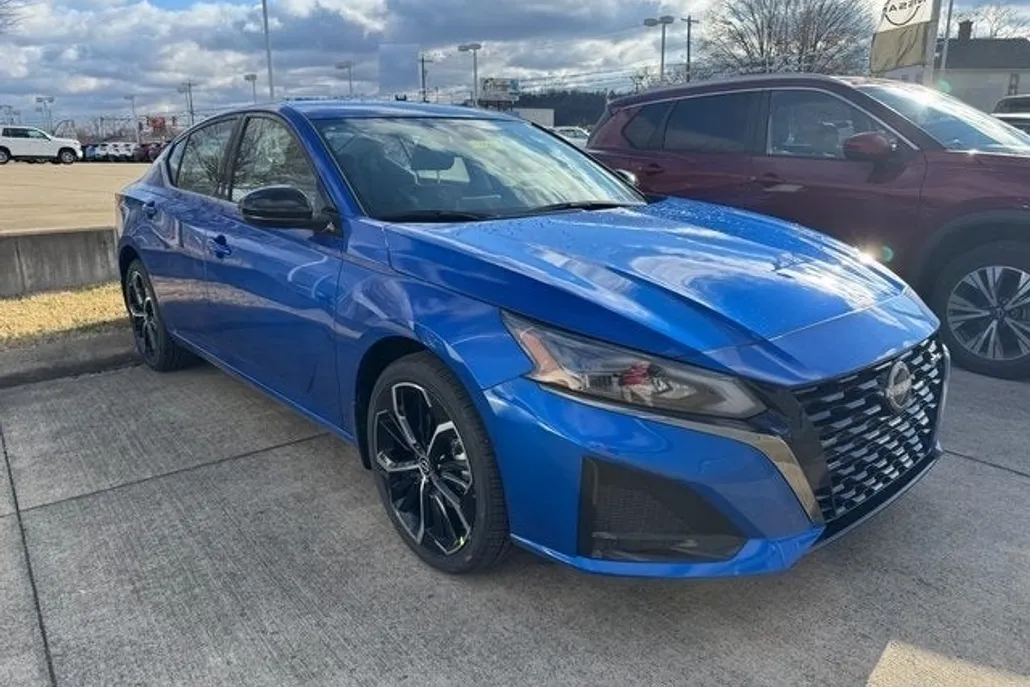 2025 Nissan Altima SR photo 1