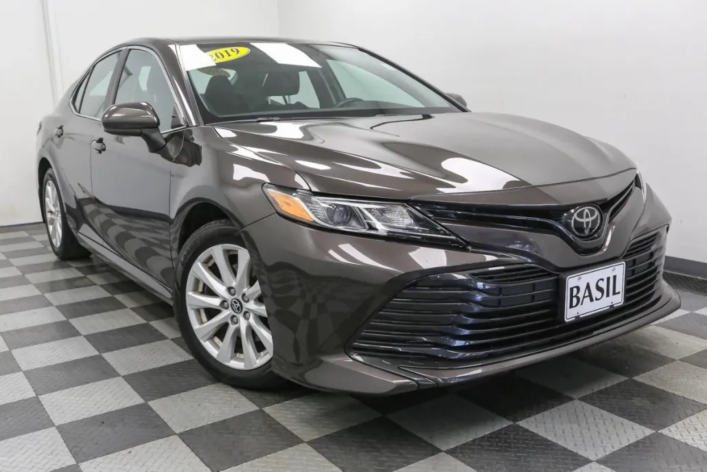 2019 Toyota Camry LE photo 1