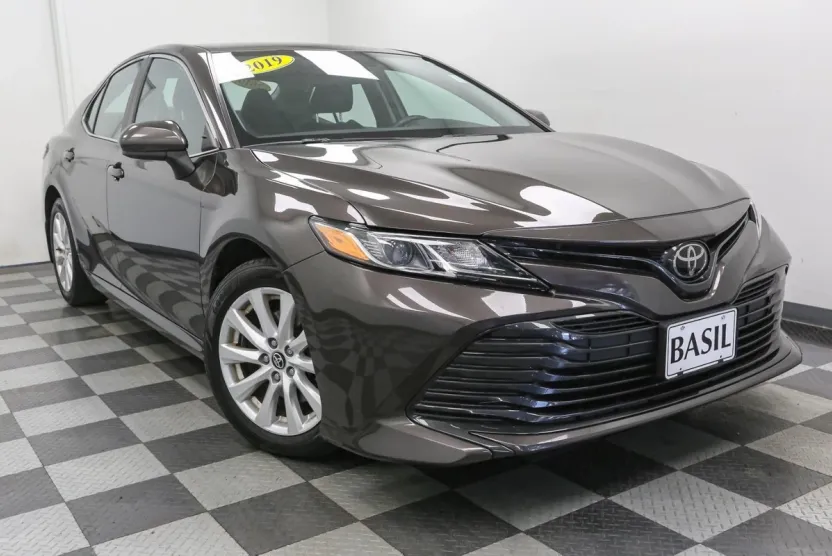 2019 Toyota Camry LE photo 1