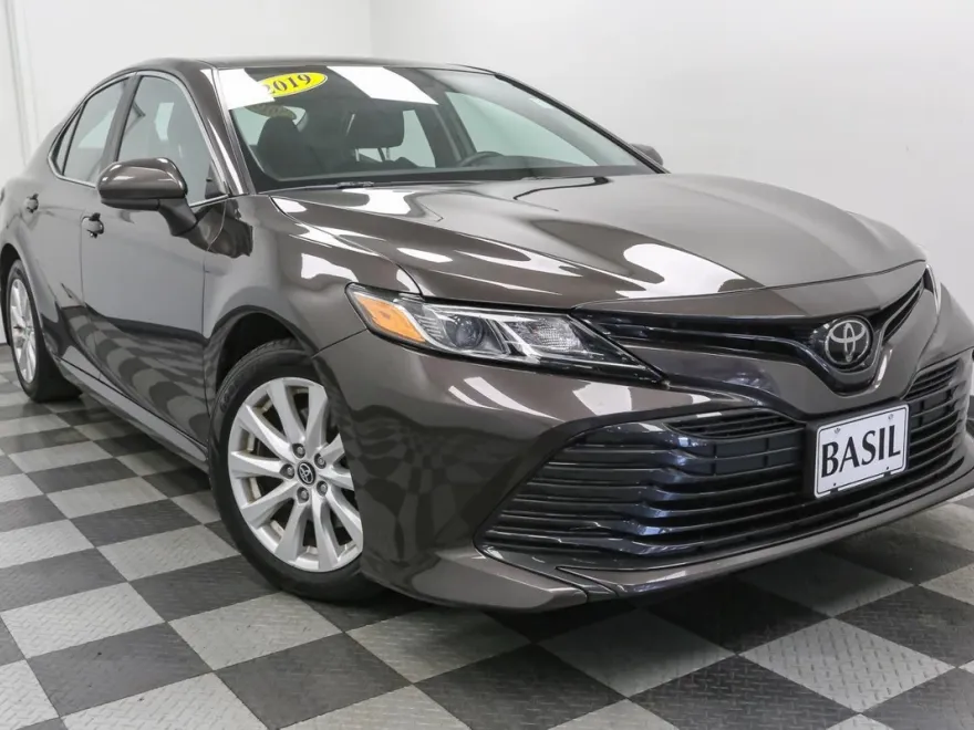 2019 Toyota Camry LE photo 1