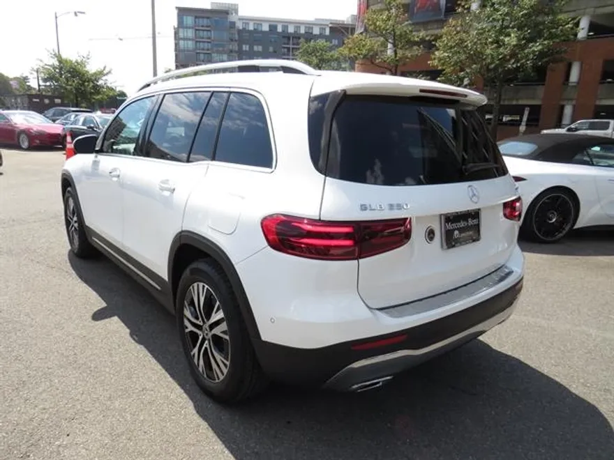 2025 Mercedes Benz GLB 250 4MATIC photo 1