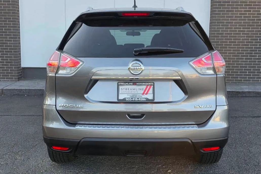 2015 Nissan Rogue SV photo 1