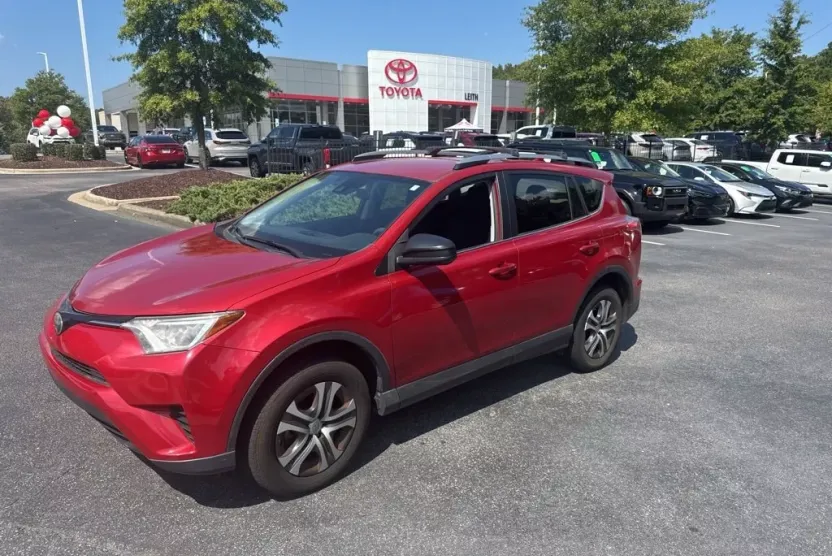 2017 Toyota RAV4 LE photo 1