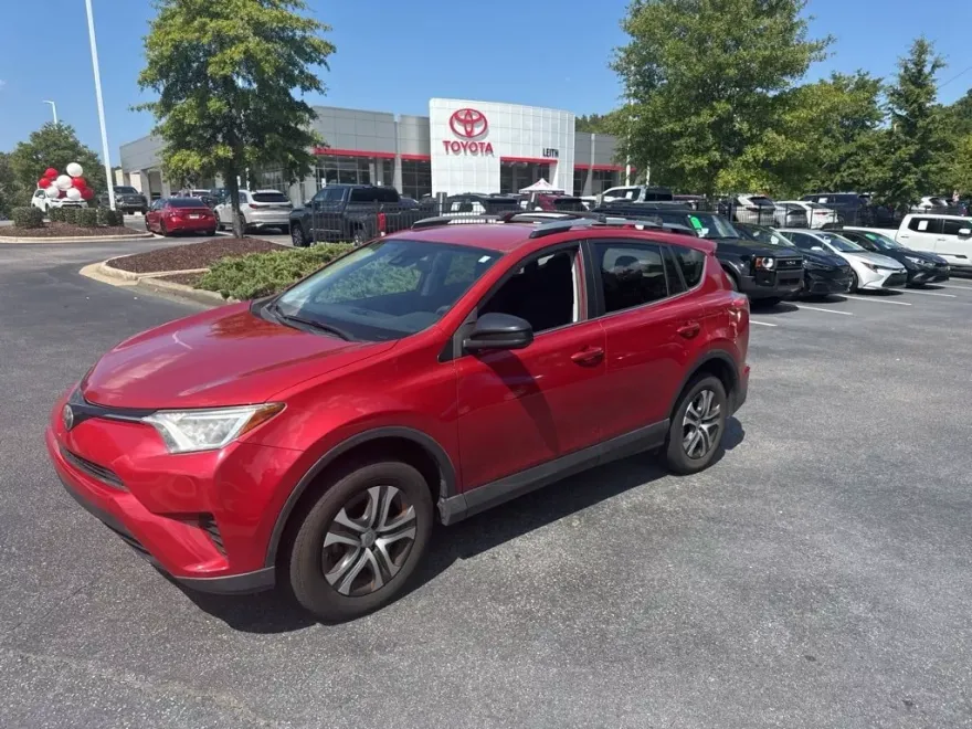 2017 Toyota RAV4 LE photo 1
