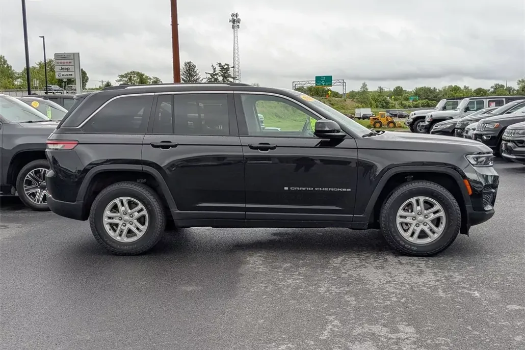 2022 Jeep Grand Cherokee Laredo photo 1