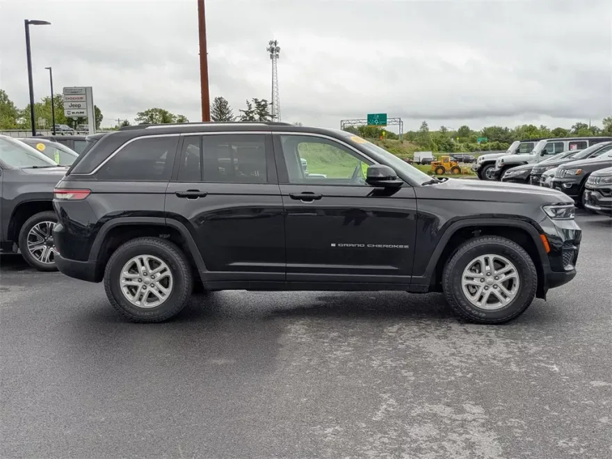 2022 Jeep Grand Cherokee Laredo photo 1