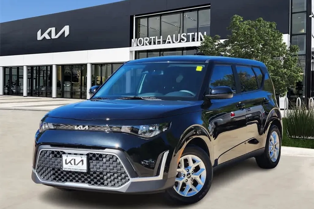 2023 Kia Soul LX photo 1