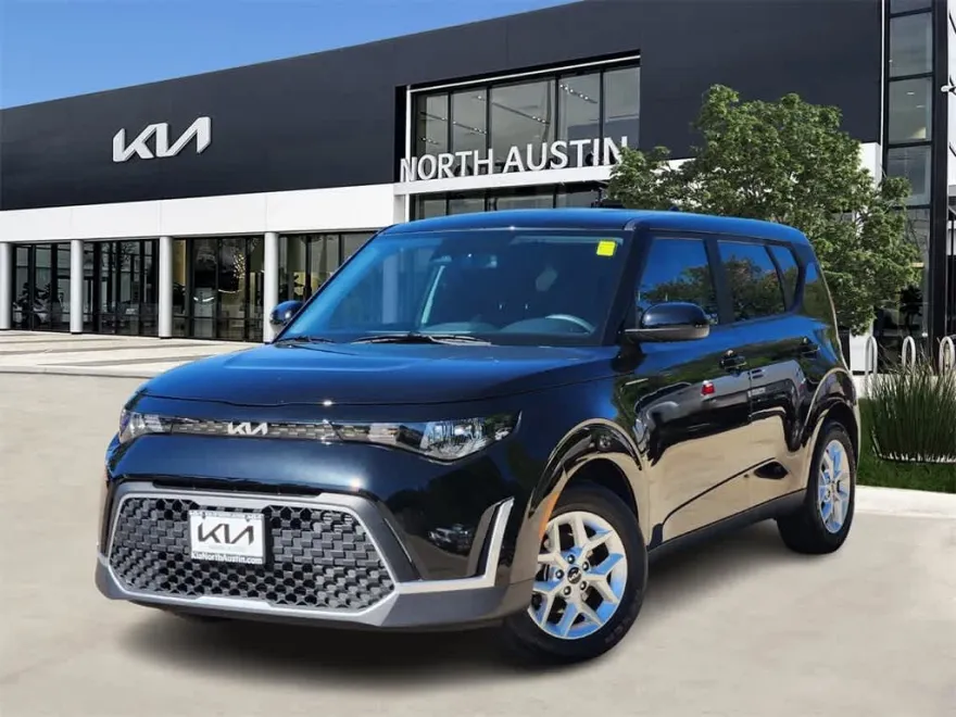 2023 Kia Soul LX photo 1