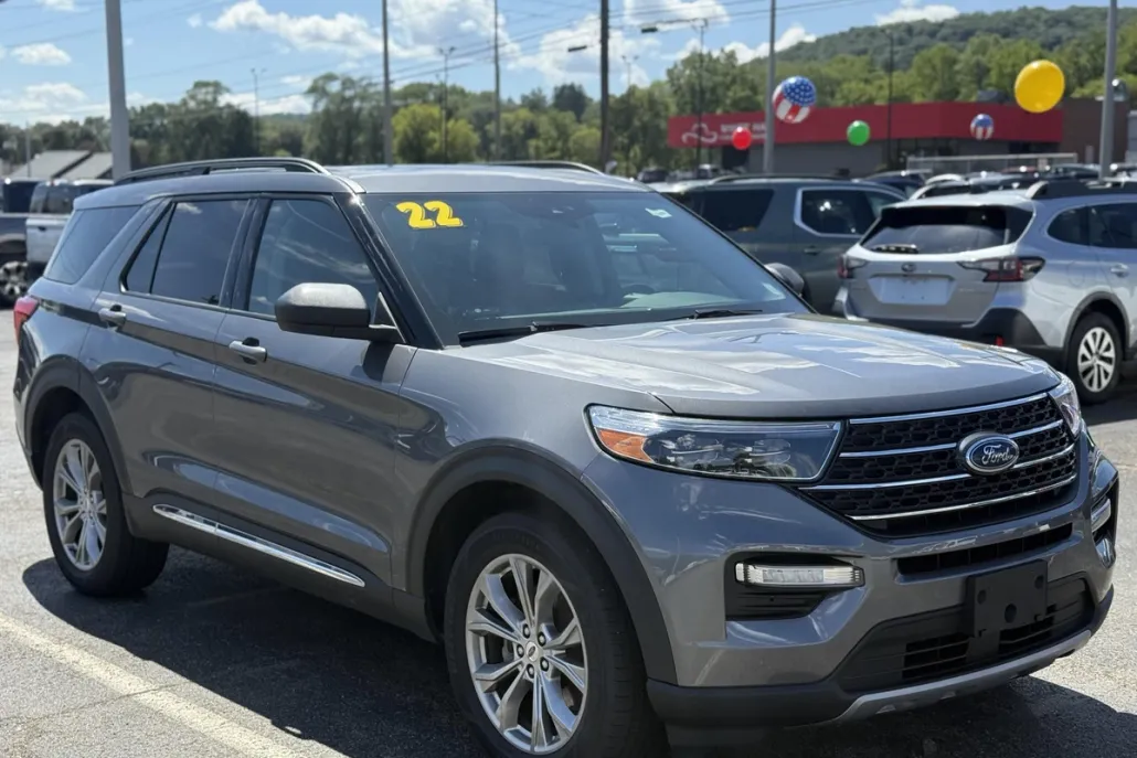 2022 Ford Explorer XLT photo 1