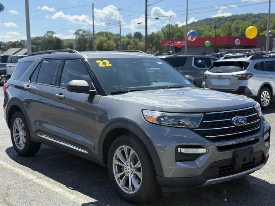 2022 Ford Explorer XLT photo 1