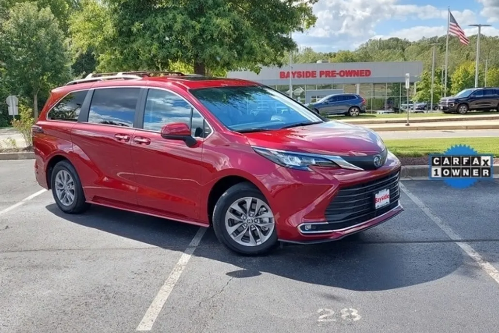 2024 Toyota Sienna XLE photo 1