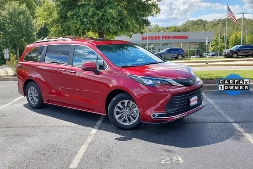 2024 Toyota Sienna XLE photo 1